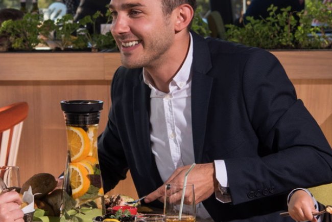 Mănâncă la restaurant