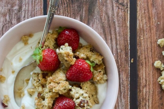 Granola cu miere, migdale si alune