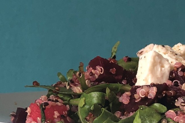 Salata de Quinoa cu Pepene galben și sfeclă roșie