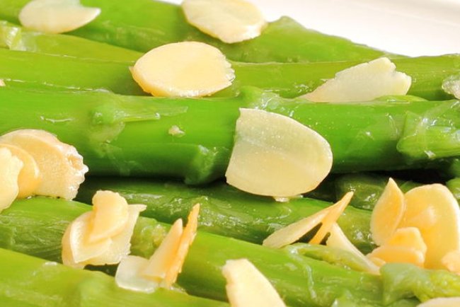 sparanghel cu migdale