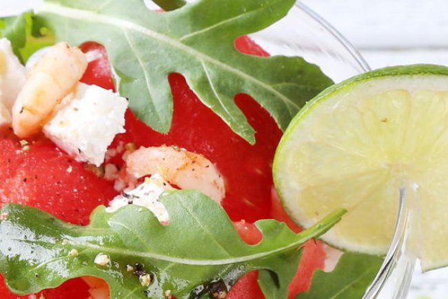 Salată de pepene verde, creveți și feta