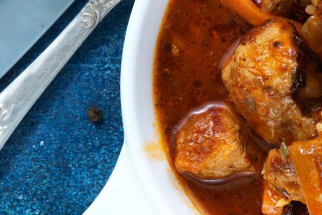 Carne de vită fiartă cu vin roșu